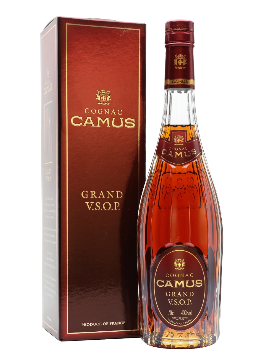 Lote de Cognac. a) Camus. Grand V.S.O.P. France. En
